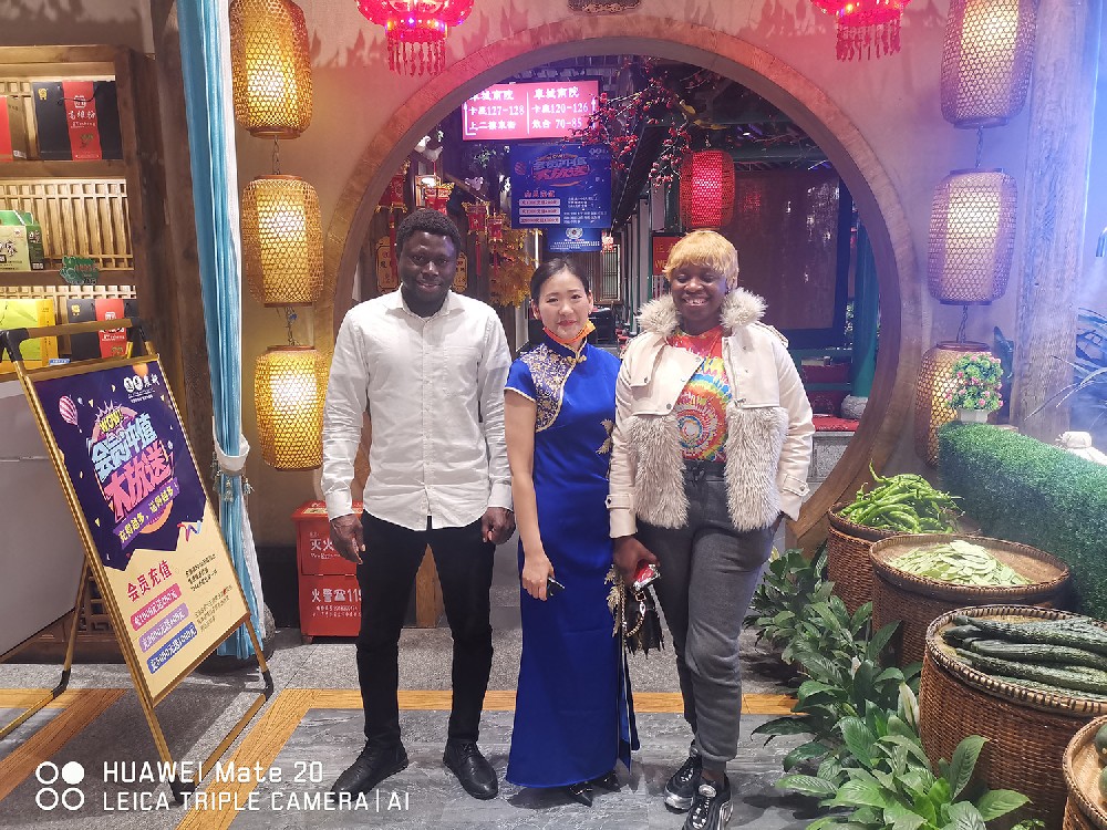 在一家典型的传统中国餐馆用餐